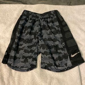 Nike dri for boys size small sport shirt. Gray and black color